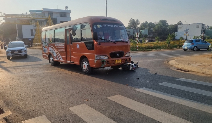 Tin tức tai nạn giao thông mới nhất ngày 10/3: Ô tô đưa đón học sinh va chạm với xe máy, một người bị thương