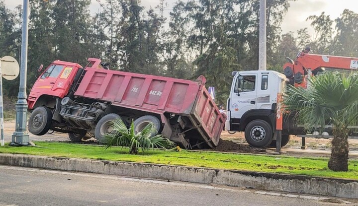 Tin tức tai nạn giao thông mới nhất ngày 12/3: Ô tô va chạm với xe máy, hai người bị thương