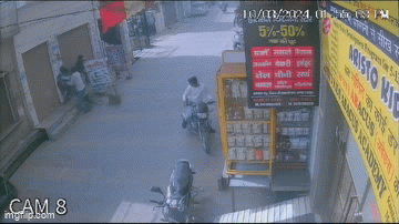 Khỉ hung hăng đuổi theo tấn công bé trai, thái độ người dân xung quanh gây tranh cãi