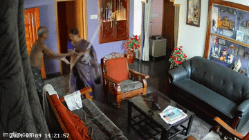 Cầm gậy đánh bố chồng nhập viện, cô con dâu nhận cái kết khiến nhiều người 