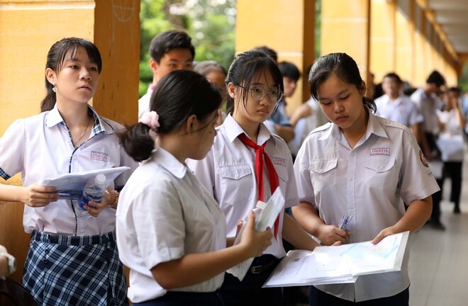 Nhiều trường tư tại Hà Nội yêu cầu phụ huynh đặt cọc giữ chỗ cho con vào lớp 10