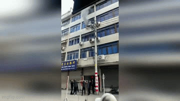 Thót tim khoảnh khắc người dân căng chăn, đỡ bé gái rơi từ tầng 4 chung cư đang cháy