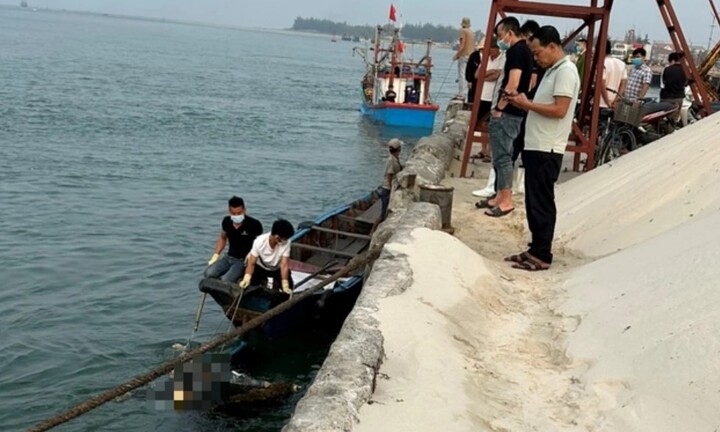 Phát hiện thi thể đang phân hủy trôi dạt vào bờ biển ở Quảng Bình