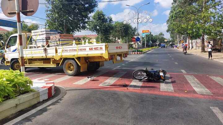 Tin tức tai nạn giao thông mới nhất ngày 19/3: Điều khiển xe máy tốc độ cao, nam sinh tông trúng ô tô đang sang đường