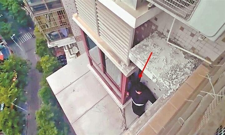 Tỉnh dậy sau cơn say, người đàn ông hoảng hốt khi thấy mình kẹt ngoài cửa sổ tầng 18