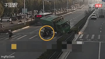 Video: Xe tải lật nghiêng giữa đường, đè trúng người đàn ông đi xe máy