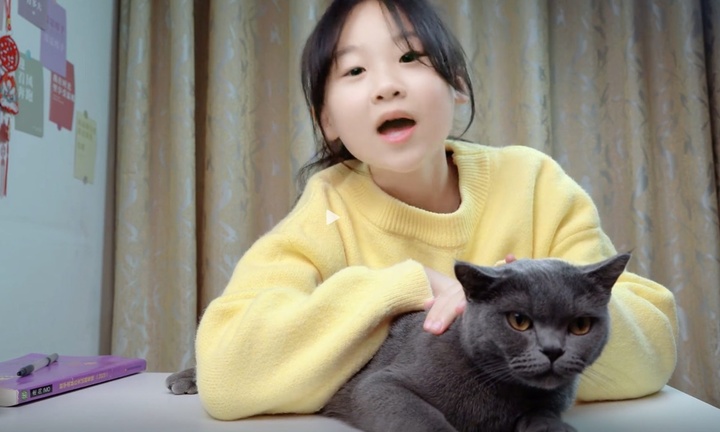 Bé gái 12 tuổi gây xôn xao mạng xã hội khi mở lớp dạy trực tuyến cho sinh viên đại học