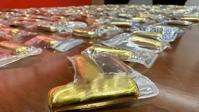 Mở thùng hàng đặt qua mạng, cô gái bất ngờ vì vật