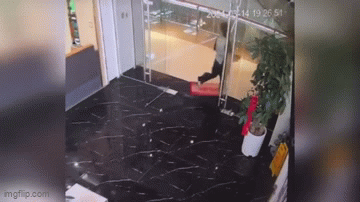 Video: Kỳ lạ người đàn ông trượt chân ngã hai lần liên tiếp chỉ trong vài giây