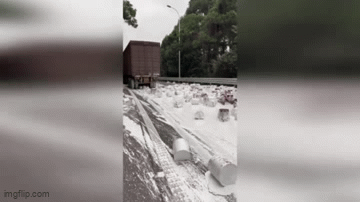 Video: Xe tải bất ngờ lật ngang, hàng trăm thùng sơn đổ trắng đường