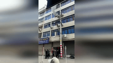 Người đi đường nhanh trí căng chăn, đỡ em bé rơi từ tầng 4 chung cư đang cháy