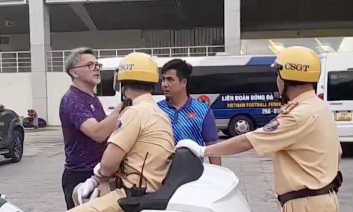 Được HLV Philippe Troussier tặng vé xem bóng đá, CSGT Hà Nội phản ứng gì?