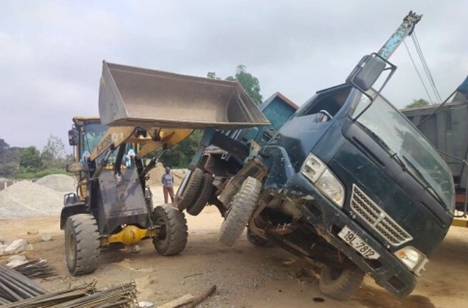 Tin tức tai nạn giao thông mới nhất ngày 27/3: Va chạm với xe tải, người phụ nữ tử vong thương tâm