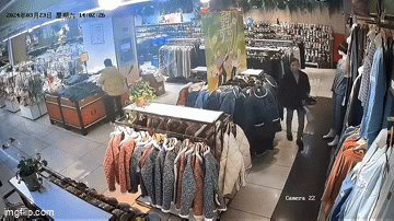 Video: Người phụ nữ bất ngờ bị hố tử thần 