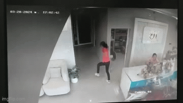 Video: Thót tim cảnh ô tô điên lao vào tiệm spa, nhân viên may mắn thoát chết