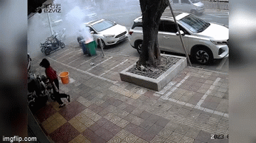 Clip thùng rác bất ngờ cháy và phát nổ giữa phố