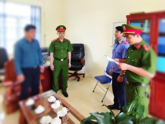 Hòa Bình: Bắt hiệu trưởng có hành vi dâm ô với 2 nữ sinh lớp 9