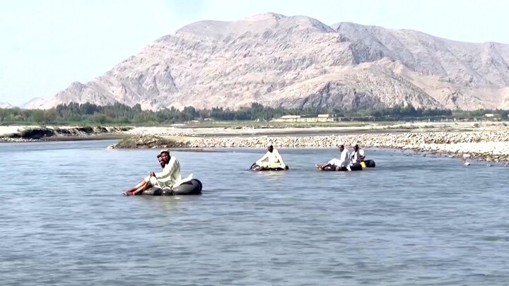 Đất nước khó khăn, giáo viên Afghanistan dùng săm xe vượt sông dạy học