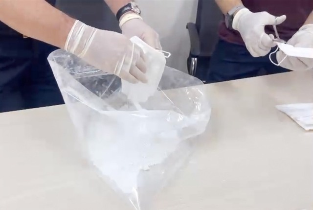 Bắt giữ đối tượng giấu ma túy trong khẩu trang gửi đi nước ngoài