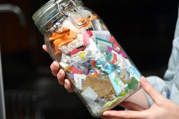 Kỳ lạ: Gia đình chỉ đổ rác một lần trong năm