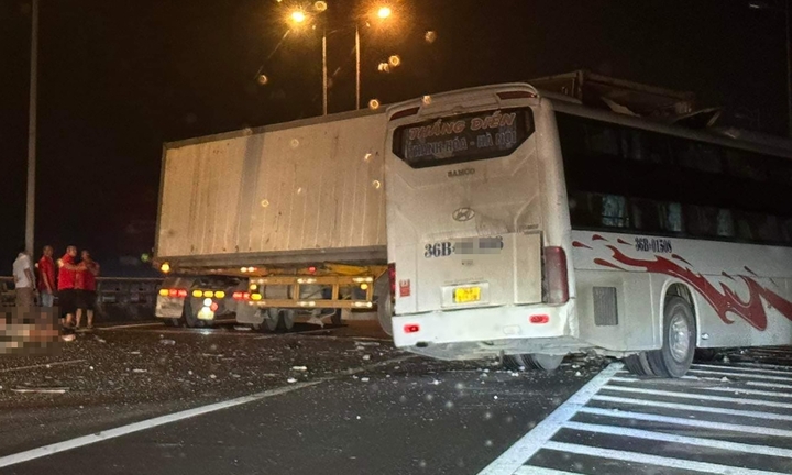 Xe khách va chạm xe đầu kéo trên cao tốc, một người tử vong