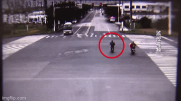 Clip: Vượt đèn đỏ, người đàn ông thoát chết trong gang tấc sau khi bị xe tải cán qua