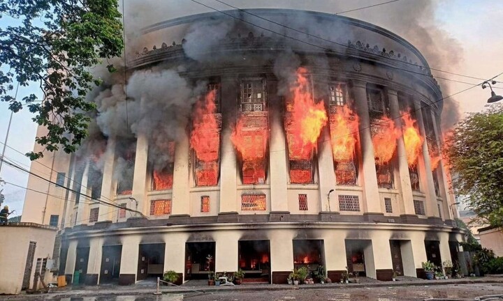 Cháy lớn tại tòa bưu điện gần 100 năm tuổi ở trung tâm thủ đô Philippines