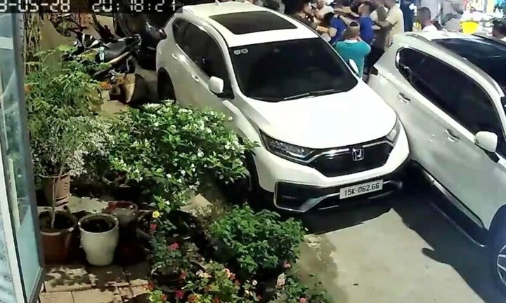 Nam tài xế bị đánh hội đồng do va chạm với xe đậu trước quán bia