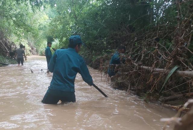 Đi bắt ếch trong đêm, 2 cha con ở Kon Tum bị nước cuốn trôi