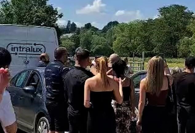 Người đàn ông giả chết rồi bất ngờ xuất hiện trong đám tang của mình