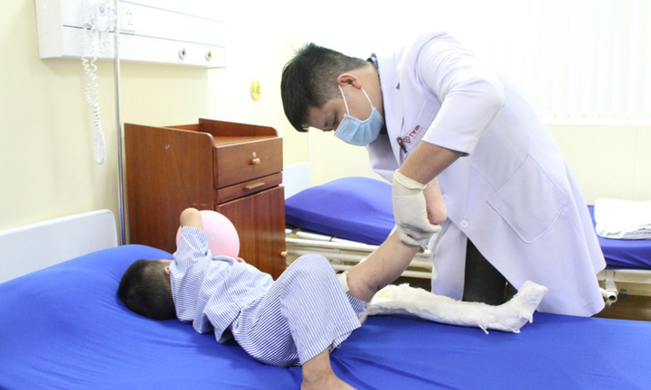 Bạc Liêu: Bé trai 3 tuổi gãy xương đùi vì quạt oxy nuôi tôm