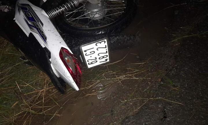 Long An: Phát hiện nam thanh niên đi xe máy tử vong bất thường trên đường 