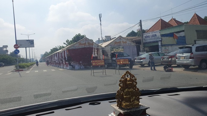 Xử lý đám cưới dựng rạp chiếm 2/3 làn đường ở Bình Dương