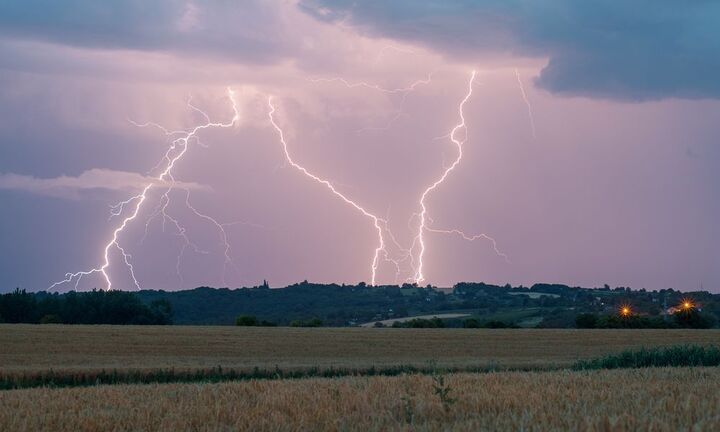 Đắk Lắk: Trèo cây chặt cành, hai chị em bị sét đánh thương vong
