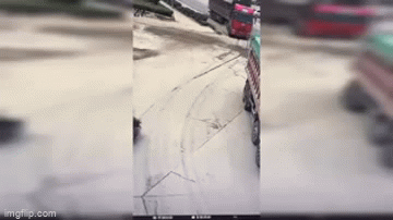 Clip: Xe tải lật nhào trên đường, người lái xe máy may mắn thoát nạn