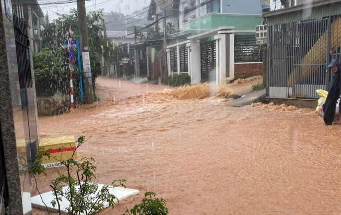 Đà Lạt ngập nặng khắp nơi sau trận mưa lớn