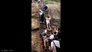 Clip: Nữ du khách may mắn thoát chết sau cú rơi khi đang leo núi