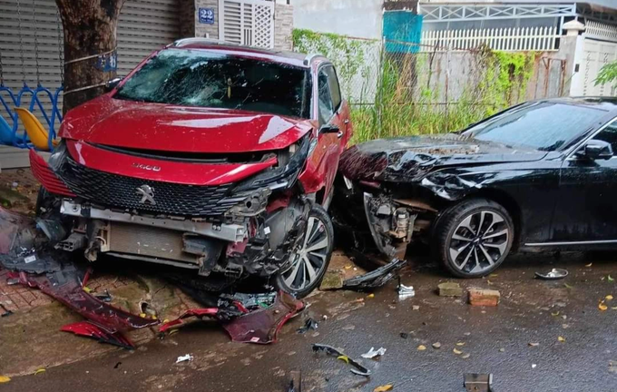 Xuất hiện thêm clip xe Peugeot bị 