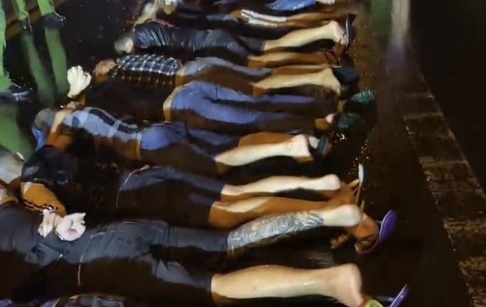 Tiền Giang: Cảnh sát chặn cầu bắt giữ hơn 30 