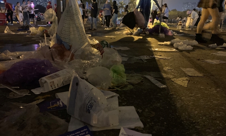 “Biển rác” tại sân Mỹ Đình sau khi đón BlackPink, công nhân làm nghề 20 năm cũng choáng