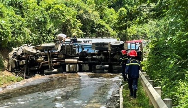 Lào Cai: Xe bồn chở xăng, dầu lật chắn ngang đường quốc lộ