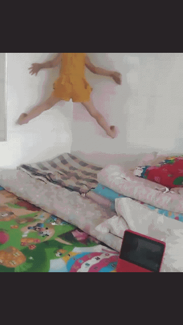 Clip: Bé gái gây sốc vì khả năng leo tường bằng tay không