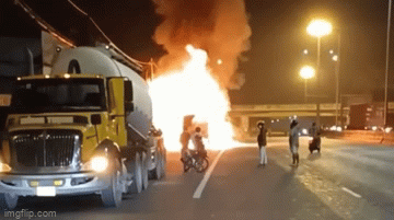 Xe tải chở vỏ hạt điều bất ngờ bốc cháy dữ dội trên quốc lộ 51