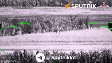 Clip: Trực thăng “cá sấu” Ka-52 Nga phá hủy xe bọc thép Ukraine