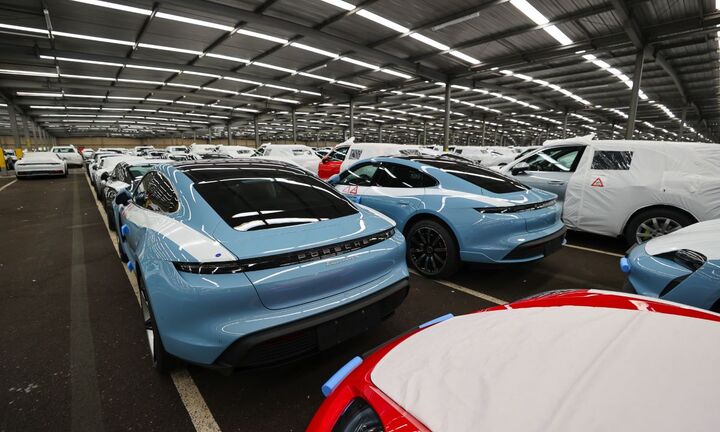 EU “bật đèn xanh” cho việc thu giữ điện thoại và ô tô của công dân Nga