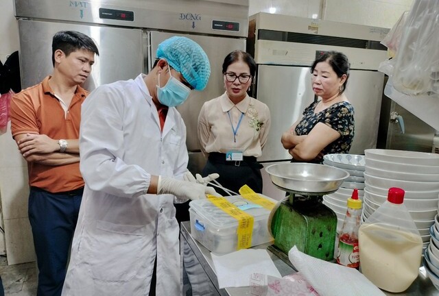 Vụ 91 người ngộ độc do ăn bánh mì Phượng: Nơi sơ chế không đảm bảo vệ sinh