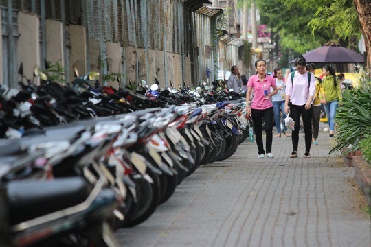 TP.HCM bắt đầu thu phí sử dụng vỉa hè, lòng đường từ tháng 1/2024