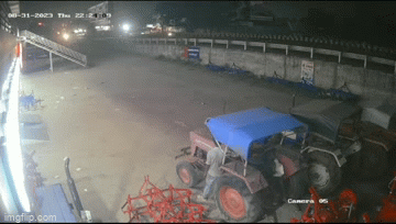 Clip: Bị xe kéo cán qua người, tên trộm thoát chết kỳ diệu