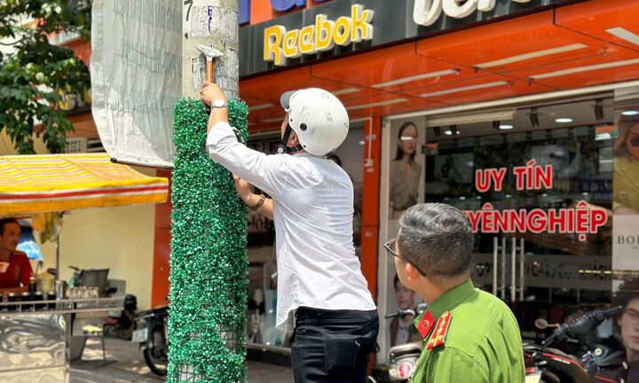 Dán quảng cáo lên cột điện ở TP.HCM, chủ nhà trọ bị bắt đi cào bỏ