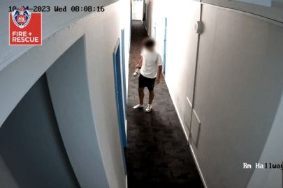 Clip: Xe điện đang sạc bất ngờ phát nổ, 2 khu khách thoát nạn trong gang tấc